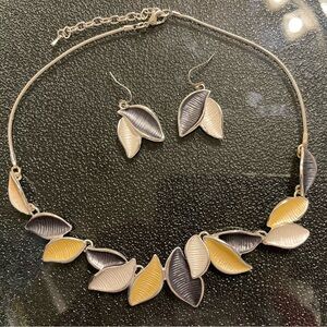 Silver Toned Fashion Necklace w/ Matching Earrings